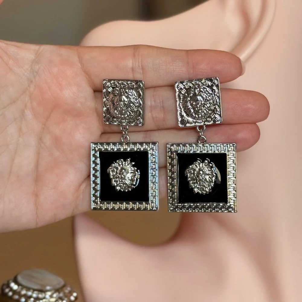 Elegant Lion Earrings - Picture 8 of 8